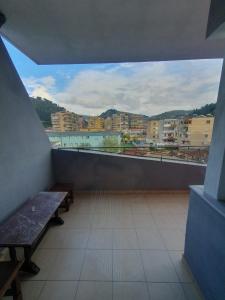 balcón con bancos y vistas a la ciudad en Guesthouse Family Doko, en Berat