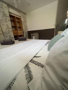 Letto o letti in una camera di Le Ti Dauphin plage Anse a L'âne