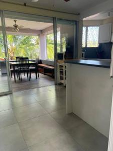 Cucina o angolo cottura di Le Ti Dauphin plage Anse a L'âne