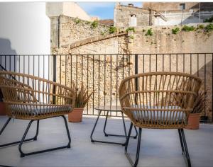 2 stoelen en een tafel op een balkon bij Villa Juana in Santa Margalida