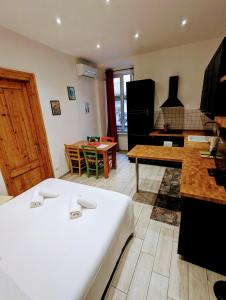 ein Wohnzimmer mit einem weißen Bett und einem Tisch in der Unterkunft Rossetti Rooms in Triest