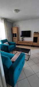 uma sala de estar com um sofá azul e uma mesa de centro em Apartment Franko em Pula