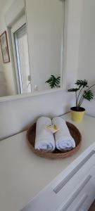 uma casa de banho com três toalhas num balcão com um espelho em Apartment Franko em Pula