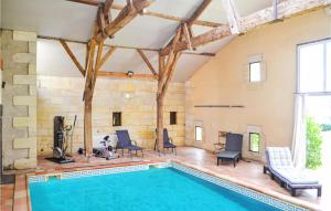 Bazén v ubytování Lovely Home In Coutras With Wifi nebo v jeho okolí
