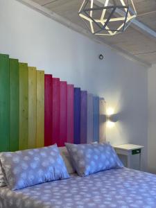 um quarto com uma cama com uma parede colorida em Racconti di pietra em Conversano
