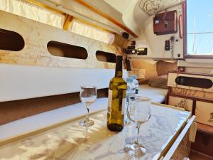 una botella de vino y dos copas en una mesa en una caravana en Lanzarote Pirat en Arrecife