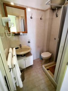 カステッラバーテにあるafra Bed & Breakfastのバスルーム(洗面台、トイレ、鏡付)