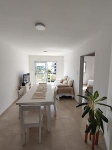 a white living room with a table and a couch at Departamento PARQUE in Paraná