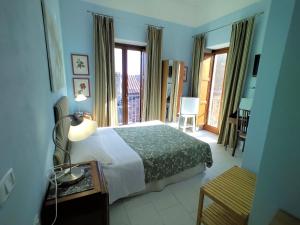 カステッラバーテにあるafra Bed & Breakfastのベッドとバルコニー付きのホテルルーム