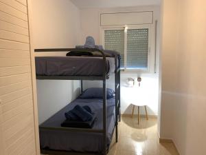 A bed or beds in a room at Acogedor apartamento con piscina en Vilafortuny, Cambrils