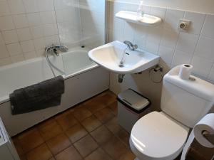 ein Badezimmer mit einem WC, einem Waschbecken und einer Badewanne in der Unterkunft Maison Sunpark Oostduinkerk 550 in Koksijde