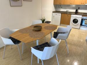 A kitchen or kitchenette at Acogedor apartamento con piscina en Vilafortuny, Cambrils