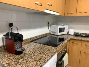 A kitchen or kitchenette at Acogedor apartamento con piscina en Vilafortuny, Cambrils Még 6 kép