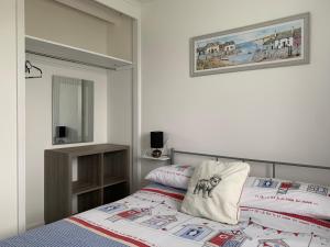 ein Schlafzimmer mit einem Bett und einem Bild an der Wand in der Unterkunft Bulldog holidays 243 in Hemsby