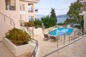 einen Balkon mit Pool in einem Gebäude in der Unterkunft Aelia luxury apartment with private entrance in Karavomylos