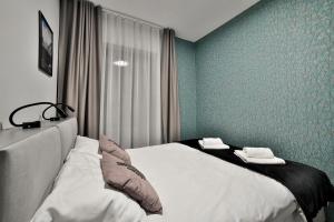 a bedroom with a bed with two towels on it at Apartament 33 Lake & View Centralny Widok na Jezioro -100 metrów od Jeziora Czorsztyńskiego i ścieżki rowerowej Velo Czorsztyn in Kluszkowce