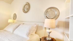 una camera da letto con un letto e due specchi sul muro di Agriturismo Podere Le Palaie a Monterotondo