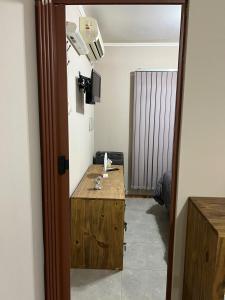 um quarto com uma secretária de madeira num quarto em ALBORES DE UCO em La Consulta