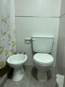 uma casa de banho com um WC e um lavatório em ALBORES DE UCO em La Consulta