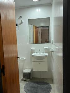 uma casa de banho branca com um lavatório e um espelho em ALBORES DE UCO em La Consulta