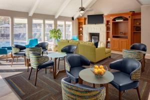 - un salon avec des tables, des chaises et un canapé dans l'établissement Residence Inn Sunnyvale Silicon Valley I, à Sunnyvale