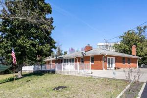 华盛顿堡National Harbor Suite 3的前面有旗帜的红砖房子