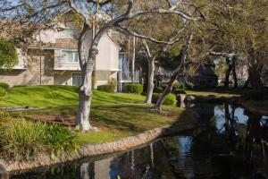 une maison avec un étang en face d'une maison dans l'établissement Residence Inn Sunnyvale Silicon Valley I, à Sunnyvale