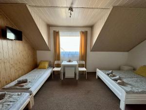 Giường trong phòng chung tại Nautical New pokoje gościnne CHŁAPOWO