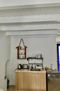 eine Küche mit einer Spüle und einer Arbeitsplatte in der Unterkunft Cavo apartment in Symi
