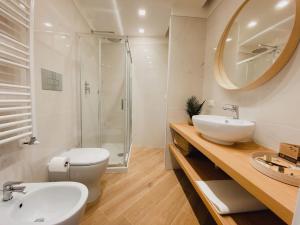 W łazience znajduje się toaleta, umywalka i prysznic. w obiekcie Exclusive Apartment in Piazza Italia in Perugia w mieście Perugia