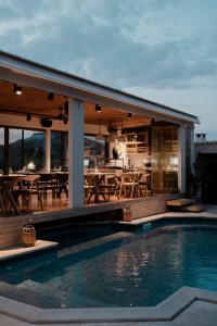 Бассейн в Anthemion Suites and Villas или поблизости