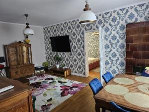 Televízia a/alebo spoločenská miestnosť v ubytovaní Apartament Wojciecha 9B 2 - Gdynia Śródmieście 70m2