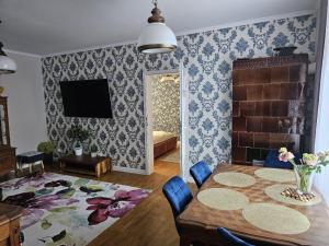 Televízia a/alebo spoločenská miestnosť v ubytovaní Apartament Wojciecha 9B 2 - Gdynia Śródmieście 70m2