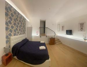 A bed or beds in a room at Casa accanto teatro