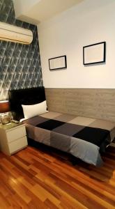 1 dormitorio con 1 cama y suelo de madera en SINGLE ROOMS en Madrid