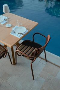 Бассейн в Anthemion Suites and Villas или поблизости