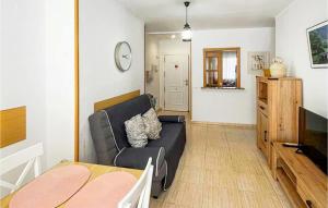 salon z kanapą i stołem w obiekcie 2 Bedroom Cozy Apartment In Oropesa w mieście Oropesa del Mar