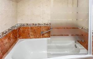 Łazienka w obiekcie 2 Bedroom Cozy Apartment In Oropesa