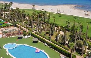 widok z lotu ptaka na ośrodek z basenem i plażą w obiekcie 2 Bedroom Cozy Apartment In Oropesa w mieście Oropesa del Mar