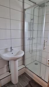 Gallery image of RTM COMFORTABLE Home in Basildon +13 photos