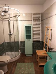 a bathroom with a tub and a toilet and a sink at Gervasella in Pontedera