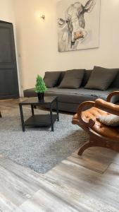 普瓦捷的住宿－B - Le petit Paradis，客厅配有沙发和桌子