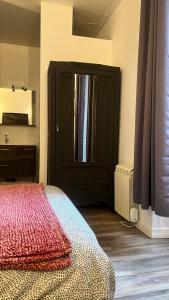 een slaapkamer met een bed en een zwarte deur bij B - Le petit Paradis in Poitiers