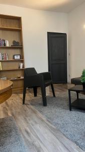 普瓦捷的住宿－B - Le petit Paradis，客厅配有黑桌和椅子
