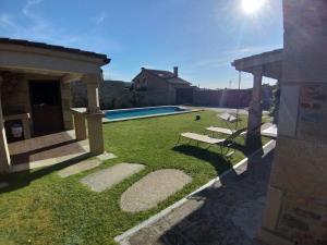 um quintal com uma piscina e uma casa em VILLA A CANLE em Catoira