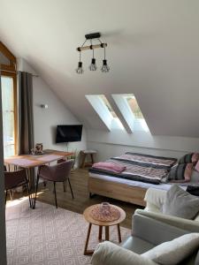 uma sala de estar com uma cama e uma mesa em Ferienland Sonnenwald Fewo 46 und Studio 50 in Schöfweg Bayerischer Wald em Schöfweg