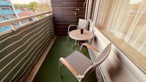 una pequeña mesa y sillas sentadas en un balcón en Messewohnung Düsseldorf/Essen en Ratingen