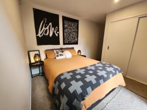 1 dormitorio con 1 cama extragrande en Cosy Luxury City Fringe, en Auckland