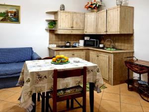 索倫托的住宿－Nanninella hh，厨房配有一张桌子,上面放着一碗水果