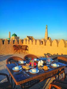 een tafel met borden eten op een terras bij HOTEL KALA KHIVA in Khiva